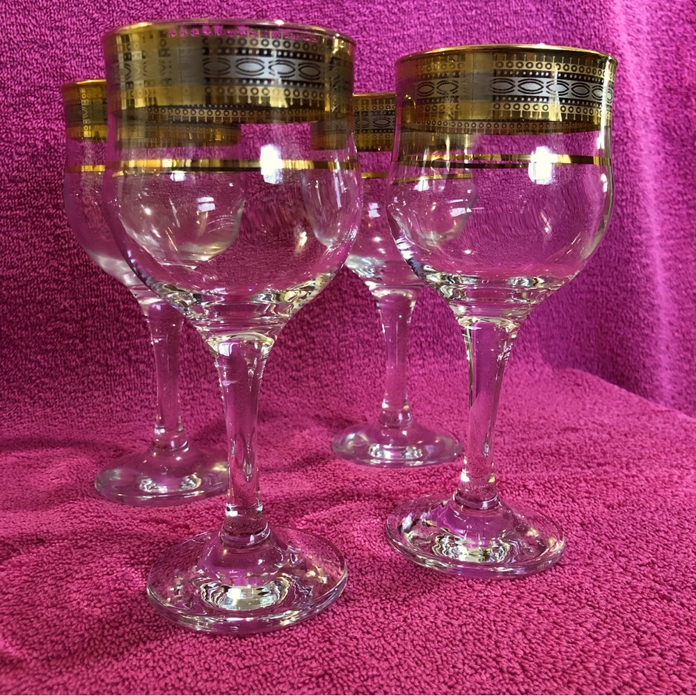 4 Vintage Wine Glasses. Gold / Platinum Gilt Bands